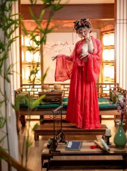 俏女性开花